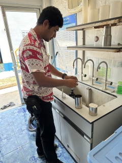 ไฟล์แนบ วันศุกร์ ที่ 19 เมษายน 2567 กปภ.สาขากาญจนดิษฐ์ ลงพื้นที่สุ่มตรวจน้ำประปา บริเวณ หมู่บ้านในเมืองใหม่ พืนที่สถานีผลิตน้ำวิภาวดี โดยเก็บตัวอย่างน้ำจากก๊อกน้ำที่บ้านของผู้ใช้น้ำไปตรวจสอบคุณภาพน้ำ ซึ่งเป็นหนึ่งในกระบวนการติดตามประเมินผลและควบคุมคุณภาพน้ำประปาให้ได้มาตรฐาน