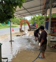 ไฟล์แนบ การประปาส่วนภูมิสาขาจันดี ลงพื้นที่เดินสำรวจหาท่อแตก-ท่อรั่ว