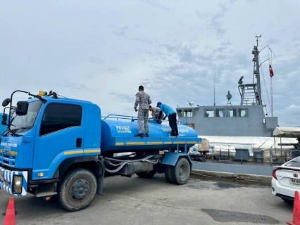 ไฟล์แนบ การประปาส่วนภูมิภาคสาขาเกาะพะงันร่วมกับศูนย์อำนวยการรักษาผลประโยชน์ของชาติทางทะเลภาค 2 (ศรชล.ภาค 2) ขนส่งน้ำทางทะเล เพื่อช่วยแจกจ่ายบรรเทาความเดือดร้อนให้กับประชาชนพื้นที่อำเภอเกาะพะงันที่ประสบปัญหาภัยแล้งเข้าขั้นวิกฤต 