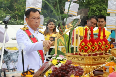 ไฟล์แนบ กปภ.สาขากระบี่ เข้าร่วมพิธีเสกน้ำพระพุทธมนต์ศักดิ์สิทธิ์และสนับสนุนน้ำดื่มตราสัญลักษณ์ กปภ.จำนวน 540 ขวด  เนื่องในโอกาสพระราชพิธีมหามงคลเฉลิมพระชนมพรรษา 6 รอบ 28 กรกฎาคม 2567