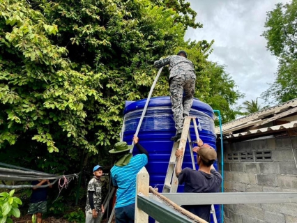 ไฟล์แนบ การประปาส่วนภูมิภาคสาขาเกาะพะงันลงพื้นที่พร้อมกับทัพเรือภาคที่ 2 (เรือหลวงมันใน) ขนส่งน้ำทางทะเล เพื่อช่วยแจกจ่ายบรรเทาความเดือดร้อนให้กับประชาชนพื้นที่อำเภอเกาะพะงัน