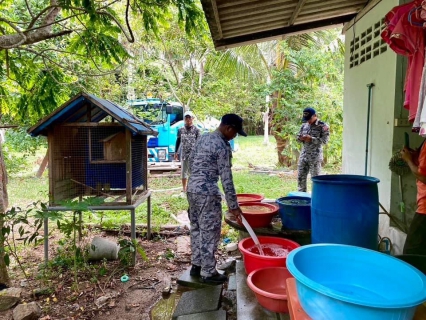 ไฟล์แนบ การประปาส่วนภูมิภาคสาขาเกาะพะงันลงพื้นที่พร้อมกับทัพเรือภาคที่ 2 (เรือหลวงมันใน) ขนส่งน้ำทางทะเล เพื่อช่วยแจกจ่ายบรรเทาความเดือดร้อนให้กับประชาชนพื้นที่อำเภอเกาะพะงัน