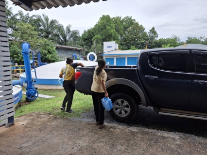 ไฟล์แนบ กปภ.สาขากาญจนดิษฐ์ มอบน้ำดื่มบรรจุขวดตราสัญลักษณ์ กปภ. จำนวน 504 ขวด แก่ที่ว่าการอำเภอกาญจนดิษฐ์