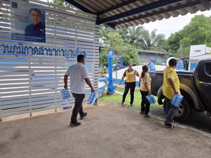 ไฟล์แนบ กปภ.สาขากาญจนดิษฐ์ มอบน้ำดื่มบรรจุขวดตราสัญลักษณ์ กปภ. จำนวน 504 ขวด แก่ที่ว่าการอำเภอกาญจนดิษฐ์