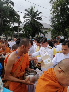 ไฟล์แนบ กปภ.สาขาสุโขทัย ร่วมพิธีเฉลิมพระเกียรติพระบาทสมเด็จพระเจ้าอยู่หัวเนื่องในโอกาสวันเฉลิมพระชนมพรรษาพระบาทสมเด็จพระเจ้าอยู่หัว . วันที่ 28 กรกฎาคม  2567 เวลา 6.30 น. นายธงชัย  สถิตย์ตระกูล ผู้จัดการ  ,หัวหน้างาน และพนักงานในสังกัด ร่วมพิธีเจุดเทียนถวายพระพรชัยมงคล ณ อาคารวรรณกลาง มหาวิทยาลัยการกีฬาแห่งชาติ วิทยาเขตสุโขทัย อ.เมืองสุโขทัย จ.สุโขทัย โดยทั้งในช่วงเช้าและช่วงเย็น กปภ.สาขาสุโขทัย ได้นำน้ำดื่มบรรจุขวดตราสัญลักษณ์ กปภ. แจกให้กับผู้ร่วมพิธีด้วย  ทรงพระเจริญ  28 กรกฎาคม 2567