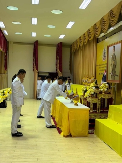 ไฟล์แนบ กปภ.สาขาสุโขทัย ร่วมพิธีเฉลิมพระเกียรติพระบาทสมเด็จพระเจ้าอยู่หัวเนื่องในโอกาสวันเฉลิมพระชนมพรรษาพระบาทสมเด็จพระเจ้าอยู่หัว . วันที่ 28 กรกฎาคม  2567 เวลา 6.30 น. นายธงชัย  สถิตย์ตระกูล ผู้จัดการ  ,หัวหน้างาน และพนักงานในสังกัด ร่วมพิธีเจุดเทียนถวายพระพรชัยมงคล ณ อาคารวรรณกลาง มหาวิทยาลัยการกีฬาแห่งชาติ วิทยาเขตสุโขทัย อ.เมืองสุโขทัย จ.สุโขทัย โดยทั้งในช่วงเช้าและช่วงเย็น กปภ.สาขาสุโขทัย ได้นำน้ำดื่มบรรจุขวดตราสัญลักษณ์ กปภ. แจกให้กับผู้ร่วมพิธีด้วย  ทรงพระเจริญ  28 กรกฎาคม 2567