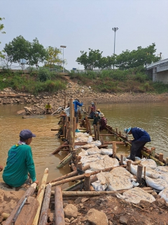 ไฟล์แนบ กปภ.สาขาเทิง ร่วมมือกับชุมชนบ้านพระเกิด ม.14  บ้านตั้งข้าว ม.2  บ้านเวียงจอมจ้อ ม.20  บ้านเวียงเทิง ม.1  บ้านเวียงใต้ ม.15 ต.เวียง   บ้านสันทรายมูล ม.1 บ้านสันทรายงาม ม.2 ต.สันทรายงาม อ.เทิง จ.เชียงราย และกลุ่มผู้ใช้น้ำเพื่อการเกษตร ร่วมกันซ่อมแซมฝายชะลอน้ำอิงซึ่งชำรุด ณ จุดบ้านพระเกิด ม.14 เชื่อมกับบ้านเวียงเทิง ม.1 อ.เทิง จ.เชียงราย 