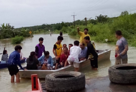 ไฟล์แนบ  กปภ.สาขาตราด ลงพื้นที่  มอบน้ำดื่มบรรจุขวด ช่วยเหลือผู้ประสบภัยน้ำท่วม ต.สะตอ และ ต.เขาสมิง อ.เขาสมิง จ.ตราด 