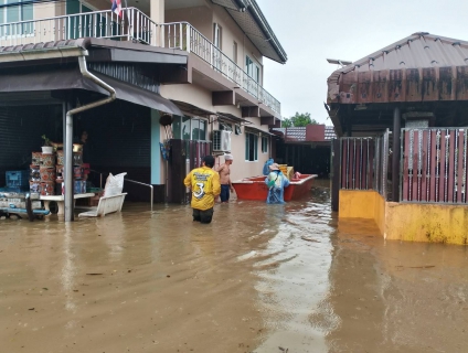 ไฟล์แนบ  กปภ.สาขาตราด มอบน้ำดื่มบรรจุขวด ช่วยเหลือผู้ประสบภัยน้ำท่วม ต.เขาสมิง อ.เขาสมิง จ.ตราด 