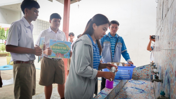 ไฟล์แนบ กปภ.สาขาบ้านฉาง ร่วมกับ กปภ.เขต 1 ดำเนินโครงการ "หลอมรวมใจ มอบน้ำใสสะอาดให้โรงเรียน" เฉลิมพระเกียรติพระบาทสมเด็จพระเจ้าอยู่หัว