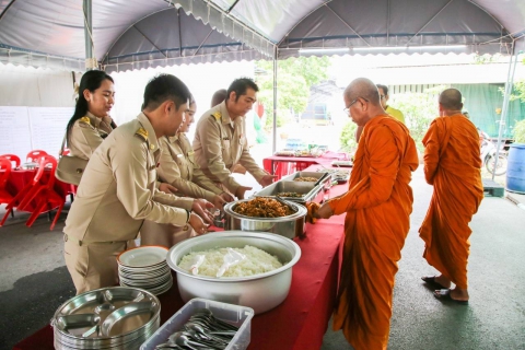 ไฟล์แนบ กปภ.สาขารังสิต (พ) พร้อมกปภ. 4 สาขาในพื้นที่ จ.ปทุมธานี ร่วมเป็นเจ้าภาพหลักในการประกอบเลี้ยงอาหารและเครื่องดื่มผู้เข้าร่วมโครงการบรรพชาอุปสมบท เฉลิมพระเกียรติพระบาทสมเด็จพระเจ้าอยู่หัว เนื่องในโอกาสพระราชพิธีมหามงคลเฉลิมพระชนม์พรรษา 6 รอบ 28 กรกฎาคม 2567 จังหวัดปทุมธานี ณ วัดเทพสรธรรมาราม ตำบลบ้านใหม่ อำเภอเมืองปทุมธานี จังหวัดปทุมธานี 