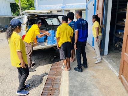 ไฟล์แนบ กปภ.สาขากระบี่ สนับสนุนน้ำดื่มบรรจุขวดตราสัญลักษณ์ กปภ. จำนวน 228 ขวด เพื่อให้บริการแก่ผู้เข้าร่วมโครงการเฉลิมพระเกียรติพระบาทสมเด็จพระเจ้าอยู่หัว เนื่องในโอกาสพระราชพิธีมหามงคลเฉลิมพระชนมพรรษา 6 รอบ 28 กรกฎาคม 2567