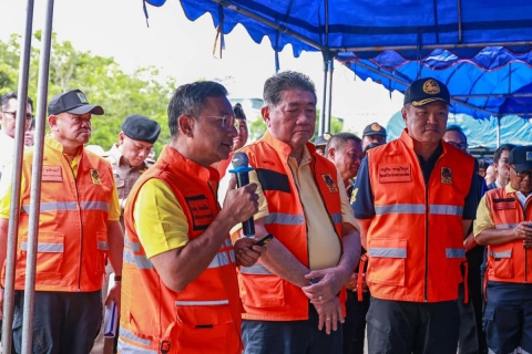 ไฟล์แนบ กปภ.สาขาเทิง ร่วมต้อนรับ นายอนุทิน ชาญวีรกุล รองนายกรัฐมนตรีและรัฐมนตรีว่าการกระทรวงมหาดไทย และนายภูมิธรรม เวชชยชัย รองนายกรัฐมนตรีและรัฐมนตรีว่าการกระทรวงพาณิชย์ พร้อมคณะ ที่เดินทางมาตรวจเยี่ยมและมอบสิ่งของช่วยเหลือผู้ประสบอุทกภัยในพื้นที่ อ.เทิง จ.เชียงราย