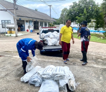 ไฟล์แนบ กปภ.สาขาพะเยา มอบถุงสารส้มให้กับเทศบาลเมืองพะเยา และ อบต.ดอกคำใต้ ในการนำไปทำกระสอบทรายกั้นน้ำ จำนวน 1,000 กระสอบ ในบริเวณพื้นที่ที่ได้รับความเดือดร้อน