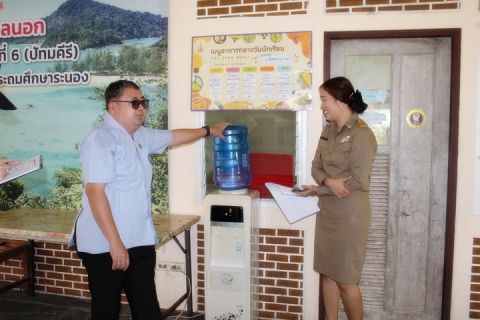 ไฟล์แนบ กปภ.สาขาระนอง ร่วมเป็นคณะทำงานจังหวัดระนอง ลงพื้นที่จัดเก็บน้ำตัวอย่างโรงเรียนนอกเขตพื้นที่ให้บริการ ตามโครงการ "หลอมรวมใจ มอบน้ำใสสะอาดให้โรงเรียน" เฉลิมพระเกียรติพระบาทสมเด็จพระเจ้าอยู่หัวฯ