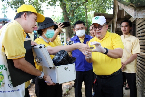 ไฟล์แนบ กปภ.สาขาระนอง ร่วมเป็นคณะทำงานจังหวัดระนอง ลงพื้นที่จัดเก็บน้ำตัวอย่างโรงเรียนนอกเขตพื้นที่ให้บริการ ตามโครงการ "หลอมรวมใจ มอบน้ำใสสะอาดให้โรงเรียน" เฉลิมพระเกียรติพระบาทสมเด็จพระเจ้าอยู่หัวฯ