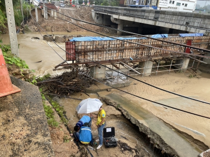 ไฟล์แนบ กปภ.สาขากระบี่ ดำเนินงานตามแผนบริหารจัดการน้ำสูญเสียเชิงรุก เดินหน้าลงพื้นที่ทำ Step Test ท่อส่งน้ำ MM-02 สถานีผลิตและจ่ายน้ำตลาดเก่า (เหนือคลอง) ตำบลกระบี่ใหญ่ อำเภอเมืองกระบี่  จังหวัดกระบี่ เดินเท้าหาท่อแตกรั่ว พร้อมซ่อมปิดจุด เพื่อลดการเกิดน้ำสูญเสีย