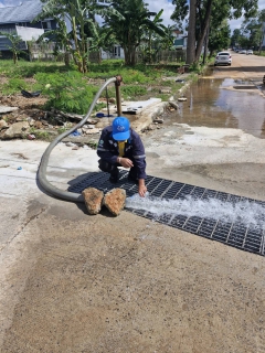 ไฟล์แนบ กปภ.สาขาภูเก็ต นำทีมลงพื้นที่ บริเวณ หมู่บ้านจอมทองมณีคราม ต.วิชิต อ.เมือง จ.ภูเก็ต ดำเนินการระบายตะกอนในเส้นท่อจ่ายน้ำ (Blow off)