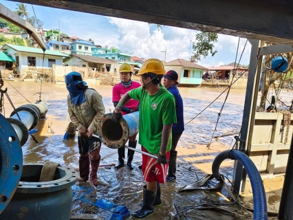 ไฟล์แนบ การประปาส่วนภูมิภาค ร่วมกับ ภาคีเครือข่าย ร่วมกันช่วยเหลือและบรรเทาความเดือดร้อนของประชาชนในพื้นที่ประสบอุทกภัย โดยร่วมกันฟื้นฟูระบบผลิตน้ำประปาของ กปภ.สาขาแม่สาย