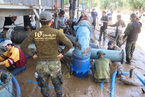 ไฟล์แนบ การประปาส่วนภูมิภาค ร่วมกับ ภาคีเครือข่าย ร่วมกันช่วยเหลือและบรรเทาความเดือดร้อนของประชาชนในพื้นที่ประสบอุทกภัย โดยร่วมกันฟื้นฟูระบบผลิตน้ำประปาของ กปภ.สาขาแม่สาย