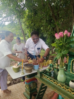 ไฟล์แนบ กปภ.สาขาภูเก็ต ร่วมจัดกิจกรรม พิธีสักการะพระภูมิเจ้าที่ ศาลพระแม่ธรณีวิสุทธิสรรพสักขีบารมีธำรงชล ที่ประดิษฐานบริเวณด้านหน้าอาคารสำนักงาน และพิธีสักการะศาลเจ้าแม่นวลน้องตะเคียนทอง