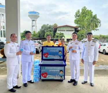 ไฟล์แนบ กปภ.สาขากาญจนดิษฐ์ ร่วมพิธีวางพวงมาลาเพื่อน้อมรำลึก ในพระมหากรุณาธิคุณ พระบาทสมเด็จพระบรมชนกาธิเบศรมหาภูมิพลอดุลยเดชมหาราชบรมนาถบพิตรเนื่องใน วันนวมินทรมหาราช  พร้อมทั้งแจกน้ำดื่มตราสัญญาลักษณ์ กปภ.ให้กับผู้เข้าร่วมพิธี