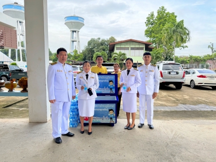 ไฟล์แนบ กปภ.สาขากาญจนดิษฐ์ ร่วมพิธีวางพวงมาลาเพื่อน้อมรำลึก ในพระมหากรุณาธิคุณ พระบาทสมเด็จพระบรมชนกาธิเบศรมหาภูมิพลอดุลยเดชมหาราชบรมนาถบพิตรเนื่องใน วันนวมินทรมหาราช  พร้อมทั้งแจกน้ำดื่มตราสัญญาลักษณ์ กปภ.ให้กับผู้เข้าร่วมพิธี