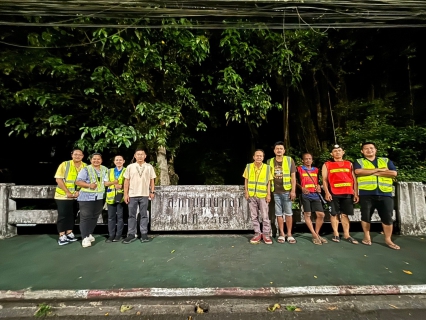 ไฟล์แนบ กปภ.สาขาตราด เดินหน้าลดน้ำสูญเสีย ออกสำรวจหาท่อรั่วตามแผน ค้นหาท่อแตก/รั่วต่อเนื่อง ในพื้นที่ DMA-02-2-1 คลองยายหลา ถนนท่าเรือจ้าง ตำบลวังกระแจะ อำเภอเมืองตราด จังหวัดตราด