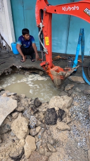 ไฟล์แนบ กปภ.สาขานราธิวาส รุดหน้าสำรวจหาและซ่อมแซมท่อแตกรั่ว เร่งแก้ปัญหาน้ำไหลอ่อนในพื้นที่ ขณะที่มีเหตุฝนตกและน้ำท่วมขังในพื้นที่อย่างหนัก