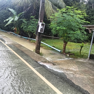 ไฟล์แนบ กปภ.สาขานราธิวาส เร่งซ่อมท่อจ่ายน้ำขาด เหตุน้ำท่วมขังในพื้นที่ เพื่อจ่ายประปาอย่างต่อเนื่อง บรรเทาความเดือดร้อนของลูกค้าในช่วงเกิดเหตุน้ำท่วม