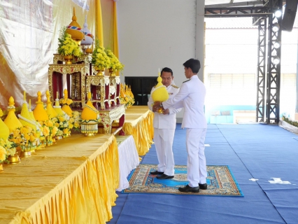 ไฟล์แนบ กปภ.สาขาปักธงชัย ร่วมเจริญพระพุทธมนต์ ทำบุญตักบาตร และวางพานพุ่มดอกไม้ วันคล้ายวันพระบรมราชสมภพ รัชกาลที่ 9 วันชาติ และวันพ่อแห่งชาติ