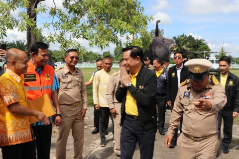 ไฟล์แนบ กปภ. สาขาพัทลุง ร่วมสนับสนุนน้ำดื่ม ให้ผู้ประสบอุทกภัย ในคราวตรวจราชการของนายพีระพันธุ์  สาลีรัฐวิภาค รองนายกรัฐมนตรีและรัฐมนตรีว่าการกระทรวงพลังงาน ลงพื้นที่จังหวัดพัทลุง ติดตามสถานการณ์และช่วยเหลือเยียวยาผู้ประสบอุทกภัย