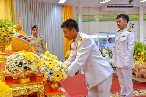 ไฟล์แนบ การประปาส่วนภูมิภาคสาขาท่าแซะ เข้าร่วมพิธีเจริญพระพุทธมนต์และทำบุญตักบาตรถวายพระราชกุศล และพิธีวางพานพุ่มดอกไม้ถวายราชสักการะ ในวันคล้ายวันพระบรมราชสมภพ พระบาทสมเด็จพระบรมชนกาธิเบศร มหาภูมิพลอดุลยเดชมหาราช บรมนาถพิตร วันชาติ และวันพ่อแห่งชาติ ๕ ธันวาคม ๒๕๖๗