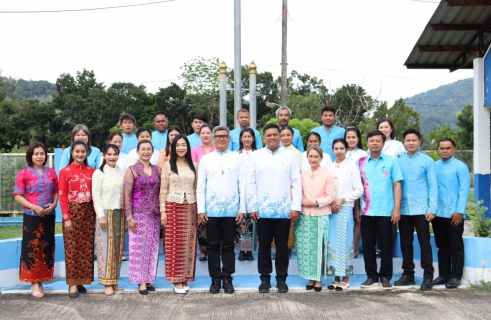 ไฟล์แนบ กปภ.สาขาภูเก็ต ร่วมประชาสัมพันธ์มรดกภูมิปัญญาทางวัฒนธรรมของชาติ โดยการแต่งกายชุดเคบายาและผ้าบาติก