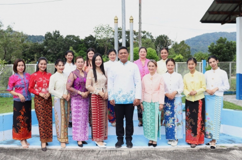 ไฟล์แนบ กปภ.สาขาภูเก็ต ร่วมประชาสัมพันธ์มรดกภูมิปัญญาทางวัฒนธรรมของชาติ โดยการแต่งกายชุดเคบายาและผ้าบาติก