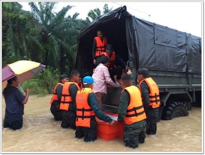 ไฟล์แนบ กปภ.สาขาขนอม มอบน้ำดื่มบรรจุขวดตราสัญลักษณ์ กปภ. ณ ศูนย์ช่วยเหลือผู้ประสบอุทกภัยอำเภอสิชล จังหวัดนครศรีธรรมราช