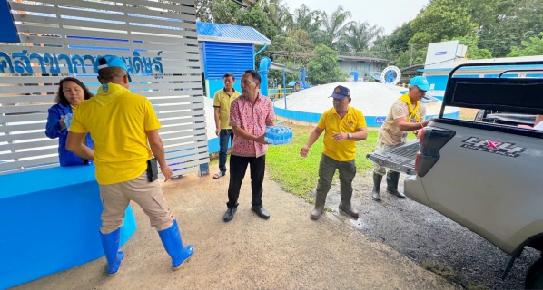 ไฟล์แนบ กปภ.สาขากาญจนดิษฐ์ มอบน้ำดื่มบรรจุขวดตราสัญลักษณ์ กปภ. จำนวน 300ขวด แก่ อบต.ดอนสัก