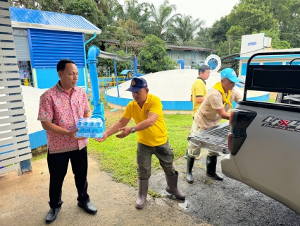 ไฟล์แนบ กปภ.สาขากาญจนดิษฐ์ มอบน้ำดื่มบรรจุขวดตราสัญลักษณ์ กปภ. จำนวน 300ขวด แก่ อบต.ดอนสัก