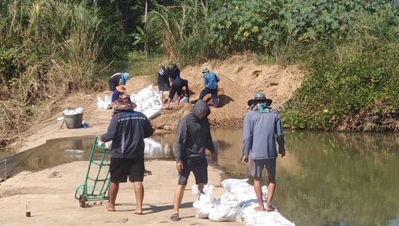 ไฟล์แนบ กปภ.สาขาบางสะพาน ร่วมกันกั้นฝายชะลอน้ำ บริเวณคลองร่อนทอง สถานีผลิตจ่ายน้ำร่อนทอง