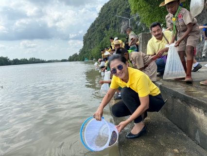 ไฟล์แนบ การประปาส่วนภูมิภาคสาขากาญจนดิษฐ์ โดยนายสุรพงศ์ สมหวัง ผู้จัดการ กปภ.สาขากาญจนดิษฐ์ มอบหมายให้หัวหน้างานอำนวยการและพนักงานในสังกัด เข้าร่วมพิธีปล่อยพันธุ์สัตว์น้ำเพิ่มผลผลิตสัตว์น้ำมูลค่าสูงในแหล่งน้ำธรรมชาติลุ่มน้ำตาปีอ่าวบ้านดอน จังหวัดสุราษฎร์ธานี