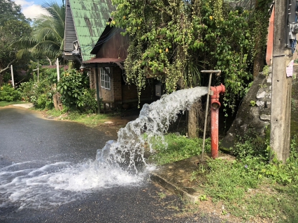 ไฟล์แนบ กปภ.สาขากระบี่ ดำเนินการตามแผนงานบริการและควบคุมน้ำสูญเสีย โบล์วน้ำเพื่อระบายตะกอนในเส้นท่อ บริเวณพื้นที่หมู่บ้านสุจริต ต.ปากน้ำ หมู่บ้านอ่าวนางการ์เด้น ต.อ่าวนาง และหมู่บ้านริมชล ตำบลไสไทย อำเภอเมือง จังหวัดกระบี่ 