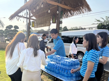 ไฟล์แนบ การประปาส่วนภูมิภาคสาขาอุตรดิตถ์ แจกน้ำดื่มบรรจุขวด ตราสัญลักษ์ กปภ. แก่ผู้ร่วมพิธีตักบาตรและบรรยายธรรม โครงการร้อยใจไทย สืบสานราชธรรม ทั้งแผ่นดิน