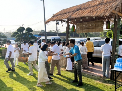 ไฟล์แนบ การประปาส่วนภูมิภาคสาขาอุตรดิตถ์ แจกน้ำดื่มบรรจุขวด ตราสัญลักษ์ กปภ. แก่ผู้ร่วมพิธีตักบาตรและบรรยายธรรม โครงการร้อยใจไทย สืบสานราชธรรม ทั้งแผ่นดิน