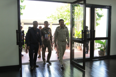 ไฟล์แนบ ผู้ว่าการ กปภ. ร่วมให้การต้อนรับ ราชเลขานุการในพระองค์ฯ รองนายกรัฐมนตรีและรัฐมนตรีว่าการกระทรวงมหาดไทย ลงพื้นที่ติดตามโครงการพัฒนาเกาะสีชัง เร่งแก้ปัญหาน้ำ-ส่งเสริมท่องเที่ยว ดันเศรษฐกิจท้องถิ่นโต