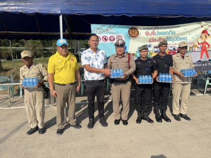 ไฟล์แนบ วันศุกร์ที่ 11 เมษายน 2568 การประปาส่วนภูมิภาคสาขาคลองใหญ่ นำโดย นายประสิทธิ์ เจริญวงษ์ ผู้จัดการ กปภ.สาขาคลองใหญ่ พร้อมด้วย หัวหน้างาน และพนักงานในสังกัด มอบน้ำดื่มบรรจุขวดตราสัญลักษณ์ กปภ. จำนวน 240 ขวด ให้กับจุดตรวจ จุดให้บริการ ในช่วงเทศกาลสงกรานต์ ระหว่างวันที่ 11-17 เมษายน 2568