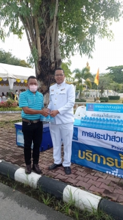 ไฟล์แนบ กปภ.สาขานครศรีธรรมราช แจกน้ำดื่มบรรจุขวดตราสัญลักษณ์ กปภ. แก่ผู้มาร่วมพิธีปลูก "พระศรีมหาโพธิทศมราชบพิตร"