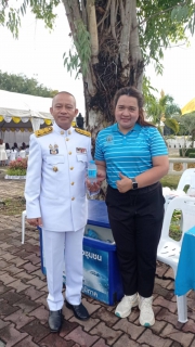 ไฟล์แนบ กปภ.สาขานครศรีธรรมราช แจกน้ำดื่มบรรจุขวดตราสัญลักษณ์ กปภ. แก่ผู้มาร่วมพิธีปลูก "พระศรีมหาโพธิทศมราชบพิตร"