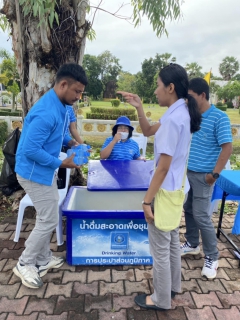 ไฟล์แนบ กปภ.สาขานครศรีธรรมราช แจกน้ำดื่มบรรจุขวดตราสัญลักษณ์ กปภ. แก่ผู้มาร่วมพิธีปลูก "พระศรีมหาโพธิทศมราชบพิตร"
