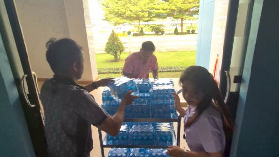 ไฟล์แนบ กปภ.สาขาสุราษฎร์ธานี สนับสนุนน้ำดื่มบรรจุขวดตราสัญลักษณ์ กปภ. เตรียมความพร้อมในการรับเสด็จฯ ณ หอประชุมวชิราลงกรณ มหาวิทยาลัยราชภัฎสุราษฎร์ธานี