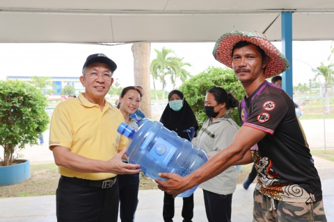 ไฟล์แนบ กปภ.ข.3 ร่วมกับ กปภ.สาขาเพชรบุรี ให้การต้อนรับ นายบุญจง วงศ์ไตรรัตน์ ผู้ช่วยรัฐมนตรีประจำกระทรวงมหาดไทย และตรวจเยี่ยมโครงการ น้ำดื่มสะอาด มินิสเตชั่น Mini Station